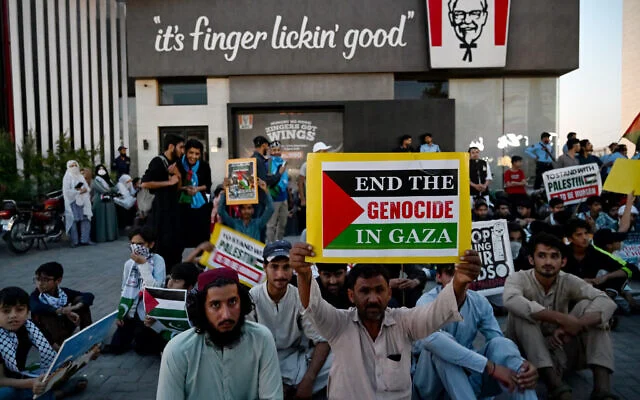 Des psympathisants de l'Islami Jamiat-e-Talaba (IJT), une branche étudiante du parti pakistanais Jamaat-e-Islami (JI), organisent une manifestation pro-palestinienne et anti-Israël devant un restaurant Kentucky Fried Chicken (KFC), appelant au boycott des produits israéliens, dans la banlieue d'Islamabad, le 7 mai 2024. (Farooq Naeem/AFP)