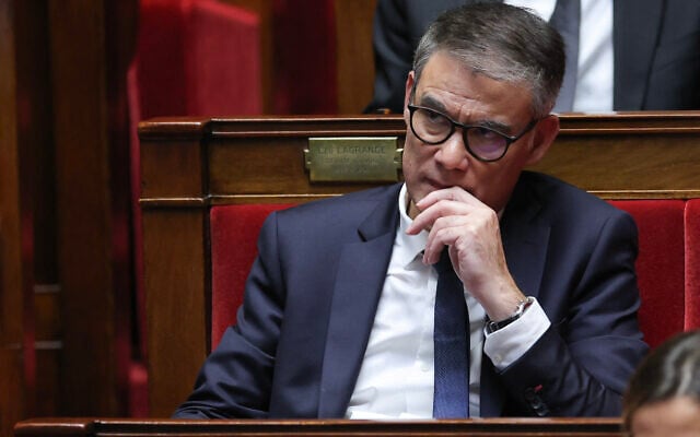 Le secrétaire du Parti socialiste (PS), Olivier Faure, député et membre de la coalition du Nouveau Front populaire (NFP) de gauche, lors d'un débat parlementaire sur le vote d'une motion de censure à l'Assemblée nationale, à Paris, le 8 octobre 2024. (Crédit : Thomas SAMSON/AFP) Le secrétaire du Parti socialiste (PS), Olivier Faure, député et membre de la coalition du Nouveau Front populaire (NFP) de gauche, lors d'un débat parlementaire sur le vote d'une motion de censure à l'Assemblée nationale, à Paris, le 8 octobre 2024. (Crédit : Thomas SAMSON/AFP)