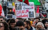 Un manifestant affiche une pancarte sur laquelle on peut lire : « L'Allemagne finance, Israël bombarde » lors d'une manifestation pro-palestinienne et anti-israélienne à Berlin le 19 octobre 2024. (Crédit : John Macdougall/AFP)