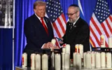 Donald Trump et le rabbin Yehuda Kaploun allument une bougie lors d'un événement commémoratif du 7-Octobre au Trump National Doral Golf Club, le 7 octobre 2024, à Doral, en Floride. (Crédit : Joe Raedle/Getty Images/AFP)