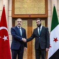 Le ministre turc des Affaires étrangères, Hakan Fidan (à gauche), reçu par le chef du Hayat Tahrir al-Sham (HTS), Ahmed al-Sharaa (également connu sous le nom d'Abu Mohammed al-Jolani), à Damas, le 22 décembre 2024. (Crédit : Ministère turc des Affaires étrangères/AFP)