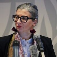 Le rapporteur spécial des Nations unies sur la situation des droits de l'homme dans les territoires palestiniens, Francesca Albanese, tenant une conférence de presse, à l'ONU, à Copenhague, au Danemark, le 5 février 2025. (Crédit : James Brooks/AFP)