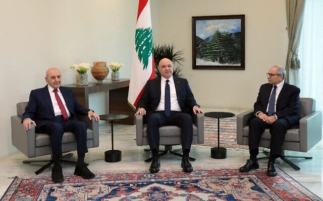 Le président Joseph Aoun (au centre) en réunion avec le président du Parlement Nabih Berri (à gauche) et le Premier ministre Nawaf Salam au palais présidentiel de Baabda, à l'est de Beyrouth, après la première réunion du nouveau gouvernement libanais le 11 février 2025. (Crédit : Présidence libanaise/AFP)