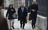 L'avocat et sénateur LR Francis Szpiner (2e à droite) arrive à un meeting politique du parti de droite Les Républicains, à Paris, le 17 février 2025. Les membres du parti LR éliront leur nouveau président le week-end des 17 et 18 mai, un second tour étant éventuellement prévu une semaine plus tard, selon le guide électoral élaboré par la haute instance du parti, dont l'AFP a obtenu copie le 14 février 2025. (Crédit : JULIEN DE ROSA / AFP)
