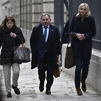 L'avocat et sénateur LR Francis Szpiner (2e à droite) arrive à un meeting politique du parti de droite Les Républicains, à Paris, le 17 février 2025. Les membres du parti LR éliront leur nouveau président le week-end des 17 et 18 mai, un second tour étant éventuellement prévu une semaine plus tard, selon le guide électoral élaboré par la haute instance du parti, dont l'AFP a obtenu copie le 14 février 2025. (Crédit : JULIEN DE ROSA / AFP)