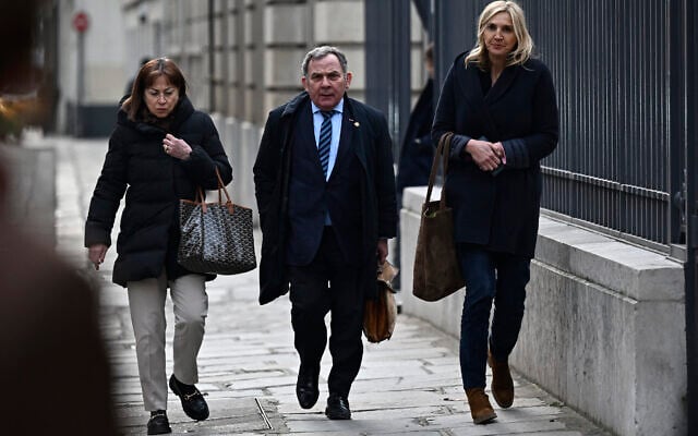 L'avocat et sénateur LR Francis Szpiner (2e à droite) arrive à un meeting politique du parti de droite Les Républicains, à Paris, le 17 février 2025. Les membres du parti LR éliront leur nouveau président le week-end des 17 et 18 mai, un second tour étant éventuellement prévu une semaine plus tard, selon le guide électoral élaboré par la haute instance du parti, dont l'AFP a obtenu copie le 14 février 2025. (Crédit : JULIEN DE ROSA / AFP)