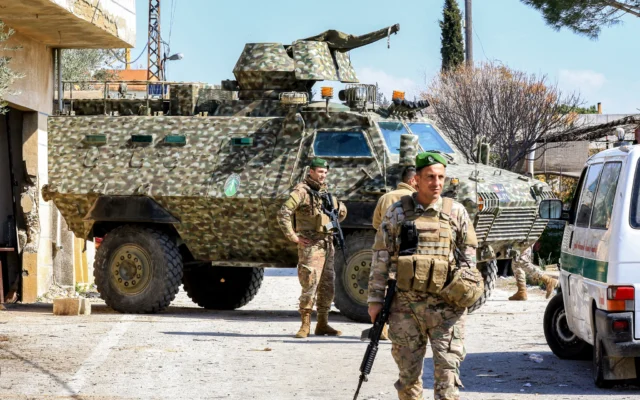 Illustration : Des soldats de l'armée libanaise montent la garde à l'entrée du village de Houla, dans le sud du Liban, le 17 février 2025. (Crédit : Mahmoud ZAYYAT / AFP) Illustration : Des soldats de l'armée libanaise montent la garde à l'entrée du village de Houla, dans le sud du Liban, le 17 février 2025. (Crédit : Mahmoud ZAYYAT / AFP)