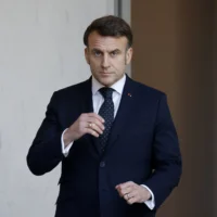 Le président français Emmanuel Macron avant un sommet informel pour discuter de la situation en Ukraine et de la sécurité européenne à l'Élysée, le 17 février 2025. (Crédit : Ludovic MARIN / AFP)