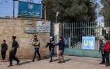 Des enfants se rassemblent devant le portail du Centre de formation de Kalandia, géré par l’Office de secours et de travaux des Nations unies pour les réfugiés de Palestine, attaqué dans la journée par les forces israéliennes, le 18 février 2025. (Zain Jaafar / AFP)