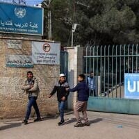 Des enfants se rassemblent devant le portail du Centre de formation de Kalandia, géré par l’Office de secours et de travaux des Nations unies pour les réfugiés de Palestine, attaqué dans la journée par les forces israéliennes, le 18 février 2025. (Zain Jaafar / AFP)