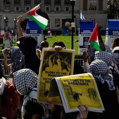 Des manifestants anti-Israël réunis sur le campus de l'Université Columbia à New York pour marquer le premier anniversaire du pogrom perpétré par le groupe terroriste palestinien du Hamas dans le sud d'Israël, qui a déclenché la guerre actuelle à Gaza, le 7 octobre 2024. (Crédit : Alex Kent/Getty Images/AFP)