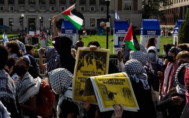 Des manifestants anti-Israël réunis sur le campus de l'Université Columbia à New York pour marquer le premier anniversaire du pogrom perpétré par le groupe terroriste palestinien du Hamas dans le sud d'Israël, qui a déclenché la guerre actuelle à Gaza, le 7 octobre 2024. (Crédit : Alex Kent/Getty Images/AFP) Des manifestants anti-Israël réunis sur le campus de l'Université Columbia à New York pour marquer le premier anniversaire du pogrom perpétré par le groupe terroriste palestinien du Hamas dans le sud d'Israël, qui a déclenché la guerre actuelle à Gaza, le 7 octobre 2024. (Crédit : Alex Kent/Getty Images/AFP)