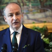 WASHINGTON, DC - 12 MARS : Le Taoiseach irlandais, Micheál Martin, prononce un discours lors d'un petit-déjeuner de la Saint-Patrick organisé par le vice-président américain J.D. Vance à la résidence du vice-président, le 12 mars 2025 à Washington, DC. (Crédit : Kevin Dietsch/Getty Images/AFP)