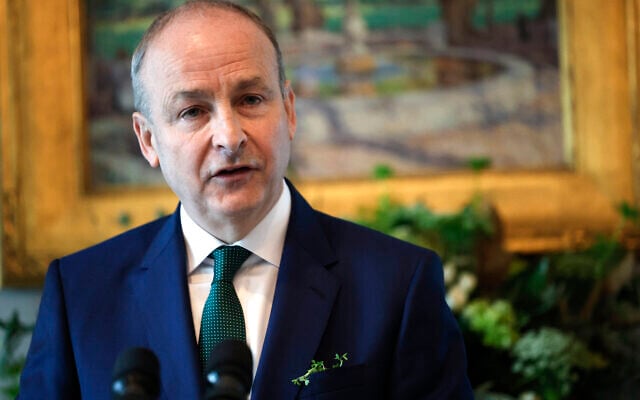 WASHINGTON, DC - 12 MARS : Le Taoiseach irlandais, Micheál Martin, prononce un discours lors d'un petit-déjeuner de la Saint-Patrick organisé par le vice-président américain J.D. Vance à la résidence du vice-président, le 12 mars 2025 à Washington, DC. (Crédit : Kevin Dietsch/Getty Images/AFP)