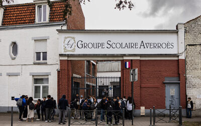 Des élèves quittent le lycée Averroès de Lille, le 28 septembre 2023. (Crédit : Sameer Al-DOUMY / AFP)