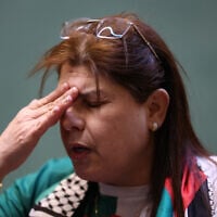 La blogueuse vidéo et influenceuse franco-algérienne Sofia Benlemmane fait un geste à son arrivée au tribunal de Lyon, dans le sud-est de la France, le 18 mars 2025, pour « incitation directe à un acte de terrorisme ». L'influenceuse franco-algérienne Sofia Benlemmane, poursuivie pour « menaces de mort » sur les réseaux sociaux contre des opposants au gouvernement algérien, doit être jugée devant le tribunal correctionnel de Lyon, dans un contexte de tensions entre Alger et Paris. (Crédit : d'Alex MARTIN / AFP)