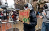 Manifestation anti-Israël, de manifestants pro-palestiniens en soutien à l’activiste Mahmoud Khalil, devant l’université de Columbia le 24 mars 2025 à New York. (Spencer Platt / Getty Images / AFP)