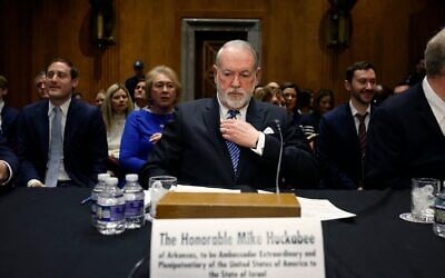 L'ancien gouverneur de l'Arkansas Mike Huckabee, le candidat du président américain Donald Trump au poste d'ambassadeur en Israël, arrive pour témoigner lors de son audition de confirmation de la commission des relations étrangères du Sénat au Dirksen Senate Office Building, le 25 mars 2025 à Washington. (Kevin Dietsch/Getty Images/AFP)