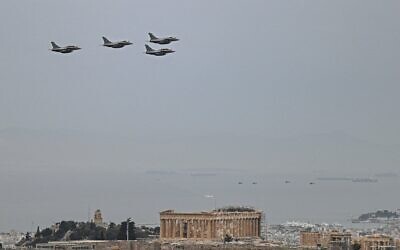 Des avions Rafale de l'armée de l'air grecque survolant le Parthénon et l'Acropole lors du défilé militaire marquant le jour de l'indépendance de la Grèce, à Athènes, le 25 mars 2025. (Crédit : Theophile Bloudanis/AFP)