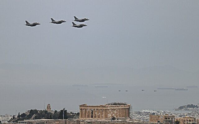 Des avions Rafale de l'armée de l'air grecque survolant le Parthénon et l'Acropole lors du défilé militaire marquant le jour de l'indépendance de la Grèce, à Athènes, le 25 mars 2025. (Crédit : Theophile Bloudanis/AFP) Des avions Rafale de l'armée de l'air grecque survolant le Parthénon et l'Acropole lors du défilé militaire marquant le jour de l'indépendance de la Grèce, à Athènes, le 25 mars 2025. (Crédit : Theophile Bloudanis/AFP)