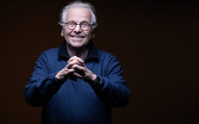L'homme politique franco-allemand et ancien député européen Daniel Cohn-Bendit pose lors d'une séance photo à Paris le 26 mars 2025. (Crédit : JOEL SAGET / AFP)