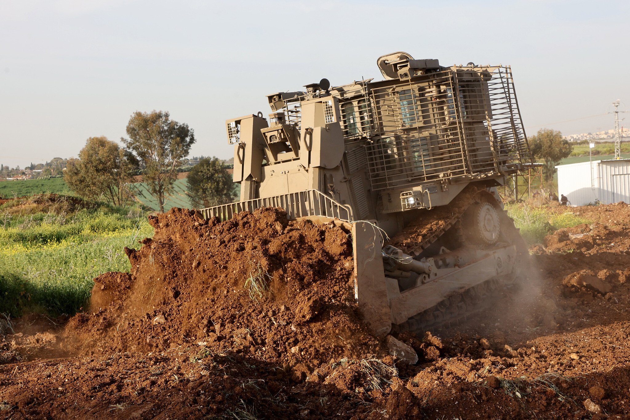 Les bulldozers sans pilote israéliens « changent le paradigme » de la guerre à Gaza