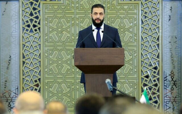 Le président de facto syrien Ahmed al-Sharaa s'exprimant à Damas, en Syrie, le 29 mars 2025. (Crédit : Présidence syrienne/AFP)
