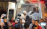 Des ambulanciers évacuant certains des corps des premiers intervenants palestiniens, tués une semaine plus tôt par des tirs de l'armée israélienne sur des ambulances, vers le centre hospitalier Nasser à Khan Younès, dans le sud de la bande de Gaza, le 30 mars 2025. (Crédit : AFP)