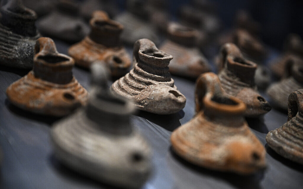 TOPSHOT - Cette photographie montre des antiquités exposées lors de l'installation de l'exposition archéologique « Trésors sauvés de Gaza - 5000 ans d'histoire » à l'Institut du Monde Arabe, à Paris, le 31 mars 2025. L'exposition se tiendra du 3 avril au 2 novembre 2025. (Crédit JULIEN DE ROSA / AFP)