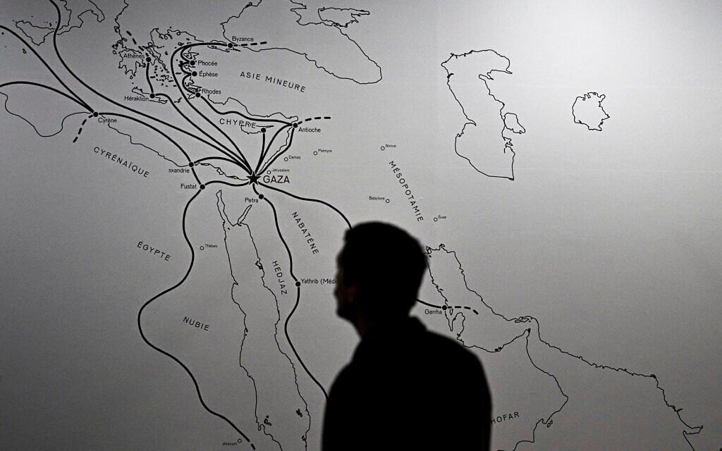 Un homme regarde une carte exposée lors de l'installation de l'exposition archéologique « Trésors sauvés de Gaza - 5000 ans d'histoire » à l'Institut du Monde Arabe, à Paris, le 31 mars 2025. L'exposition se tiendra du 3 avril au 2 novembre 2025. (Crédit JULIEN DE ROSA / AFP)