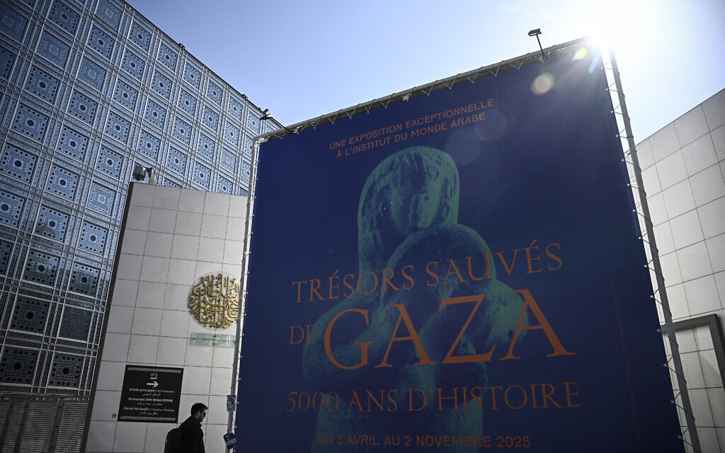 Cette photographie montre une affiche annonçant l'exposition sur le patrimoine archéologique « Trésors sauvés de Gaza - 5000 ans d'histoire » à l'Institut du Monde Arabe, à Paris, le 31 mars 2025. L'exposition se tiendra du 3 avril au 2 novembre 2025. (Crédit : JULIEN DE ROSA / AFP)
