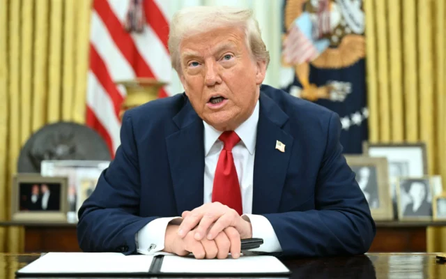 Le président américain Donald Trump dans le bureau ovale de la Maison Blanche à Washington, DC, le 31 mars 2025. (Crédit : SAUL LOEB / AFP)