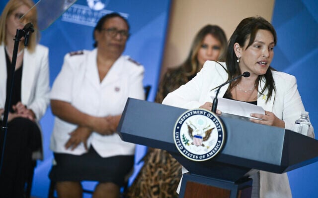 Amit Soussana, avocate et ex-otage israélienne rescapée du pogrom du 7 octobre 2023 perpétré par le Hamas, s'exprimant lors de la cérémonie de remise du prix international des femmes de courage, au Département d'État, à Washington, le 1ᵉʳ avril 2025. (Crédit : Brendan Smialowski/AFP) Amit Soussana, avocate et ex-otage israélienne rescapée du pogrom du 7 octobre 2023 perpétré par le Hamas, s'exprimant lors de la cérémonie de remise du prix international des femmes de courage, au Département d'État, à Washington, le 1ᵉʳ avril 2025. (Crédit : Brendan Smialowski/AFP)