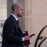 Le ministre français de l'Europe et des Affaires étrangères, Jean-Noël Barrot, quittant le palais de l'Élysée après le conseil des ministres hebdomadaire, à Paris, le 2 avril 2025. (Crédit : Dimitar Dilkoff/AFP)