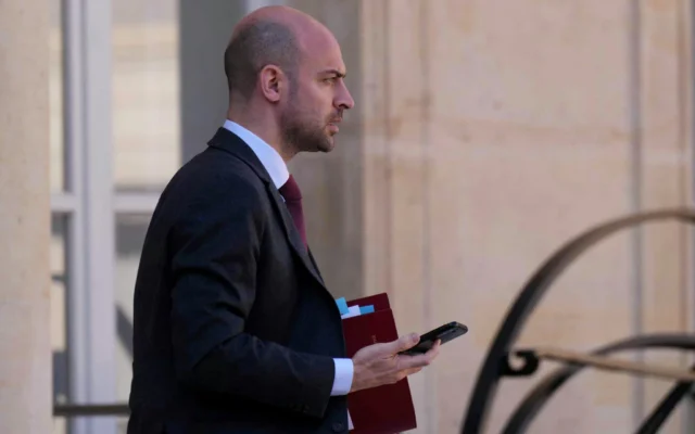Le ministre français de l'Europe et des Affaires étrangères, Jean-Noël Barrot, quittant le palais de l'Élysée après le conseil des ministres hebdomadaire, à Paris, le 2 avril 2025. (Crédit : Dimitar Dilkoff/AFP)