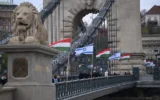 Des drapeaux d'Israël et hongrois flottant au vent sur le Széchenyi Chain Bridge, le plus ancien pont de Budapest, en Hongrie le 2 avril 2025. (Crédit : Attila Kisbenedek/AFP)