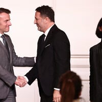 (De gauche à droite) Le président français Emmanuel Macron félicite l'animateur de radio français Jacques Essebag, dit Arthur, alors qu'il reçoit le prix Jean-Pierre Bloch aux côtés de l'humoriste française Sophia Aram lors de la cérémonie de remise du prix Jean-Pierre Bloch de la Ligue internationale contre le racisme et l'antisémitisme (LICRA), au palais de l'Élysée à Paris, le 2 avril 2025. (Photo Thibaud MORITZ / AFP)
