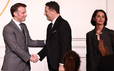 (De gauche à droite) Le président français Emmanuel Macron félicite l'animateur de radio français Jacques Essebag, dit Arthur, alors qu'il reçoit le prix Jean-Pierre Bloch aux côtés de l'humoriste française Sophia Aram lors de la cérémonie de remise du prix Jean-Pierre Bloch de la Ligue internationale contre le racisme et l'antisémitisme (LICRA), au palais de l'Élysée à Paris, le 2 avril 2025. (Photo Thibaud MORITZ / AFP)