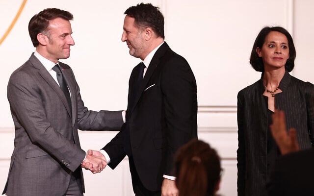 (De gauche à droite) Le président français Emmanuel Macron félicite l'animateur de radio français Jacques Essebag, dit Arthur, alors qu'il reçoit le prix Jean-Pierre Bloch aux côtés de l'humoriste française Sophia Aram lors de la cérémonie de remise du prix Jean-Pierre Bloch de la Ligue internationale contre le racisme et l'antisémitisme (LICRA), au palais de l'Élysée à Paris, le 2 avril 2025. (Photo Thibaud MORITZ / AFP) (De gauche à droite) Le président français Emmanuel Macron félicite l'animateur de radio français Jacques Essebag, dit Arthur, alors qu'il reçoit le prix Jean-Pierre Bloch aux côtés de l'humoriste française Sophia Aram lors de la cérémonie de remise du prix Jean-Pierre Bloch de la Ligue internationale contre le racisme et l'antisémitisme (LICRA), au palais de l'Élysée à Paris, le 2 avril 2025. (Photo Thibaud MORITZ / AFP)