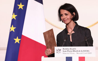 L'humoriste française Sophia Aram prononce un discours après avoir reçu le prix Jean-Pierre Bloch lors de la cérémonie de remise des prix Jean-Pierre Bloch de la Ligue internationale contre le racisme et l'antisémitisme (LICRA), au palais de l'Elysée à Paris, le 2 avril 2025. (Photo Thibaud MORITZ / AFP)