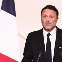 L'animateur Jacques Essebag, dit Arthur, prononce un discours après avoir reçu le prix Jean-Pierre Bloch lors de la cérémonie de remise des prix Jean-Pierre Bloch de la Ligue internationale contre le racisme et l'antisémitisme (LICRA), au palais de l'Elysée à Paris, le 2 avril 2025. (Photo Thibaud MORITZ / AFP)