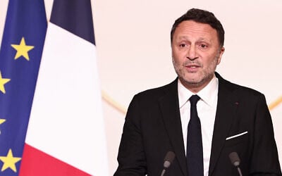 L'animateur Jacques Essebag, dit Arthur, prononce un discours après avoir reçu le prix Jean-Pierre Bloch lors de la cérémonie de remise des prix Jean-Pierre Bloch de la Ligue internationale contre le racisme et l'antisémitisme (LICRA), au palais de l'Elysée à Paris, le 2 avril 2025. (Photo Thibaud MORITZ / AFP)
