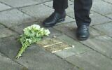 Un pavé commémoratif en bronze dédié à la jeune Ilse Wagner - amie et camarade de classe d’Anne Frank mentionnée plusieurs fois dans son célèbre journal - et à sa famille a été inauguré dans l'est d'Amsterdam, le 3 avril 2025. (Crédit : AFPTV)