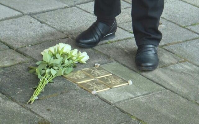 Un pavé commémoratif en bronze dédié à la jeune Ilse Wagner - amie et camarade de classe d’Anne Frank mentionnée plusieurs fois dans son célèbre journal - et à sa famille a été inauguré dans l'est d'Amsterdam, le 3 avril 2025. (Crédit : AFPTV) Un pavé commémoratif en bronze dédié à la jeune Ilse Wagner - amie et camarade de classe d’Anne Frank mentionnée plusieurs fois dans son célèbre journal - et à sa famille a été inauguré dans l'est d'Amsterdam, le 3 avril 2025. (Crédit : AFPTV)