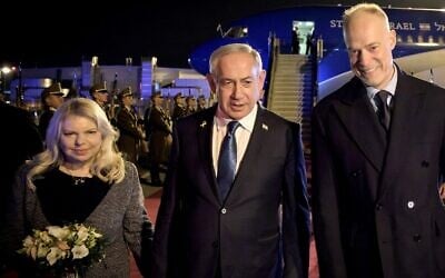 Le Premier ministre israélien Benjamin Netanyahu et son épouse Sara Netanyahu sont accueillis par le ministre de la Défense hongrois Kristóf Szalay-Bobrovniczky (à droite), le 3 avril 2025, à l'aéroport de Budapest, (Sztaniszlav Horvath/ Ministère hongrois de la Défense / AFP)