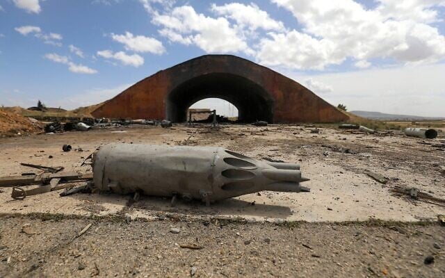 Des débris jonchant le sol sur le site d'une frappe israélienne, dans une installation militaire, dans le gouvernorat de Hama, dans le sud de la Syrie, le 3 avril 2025. (Crédit : Abdulaziz Ketaz/AFP) Des débris jonchant le sol sur le site d'une frappe israélienne, dans une installation militaire, dans le gouvernorat de Hama, dans le sud de la Syrie, le 3 avril 2025. (Crédit : Abdulaziz Ketaz/AFP)