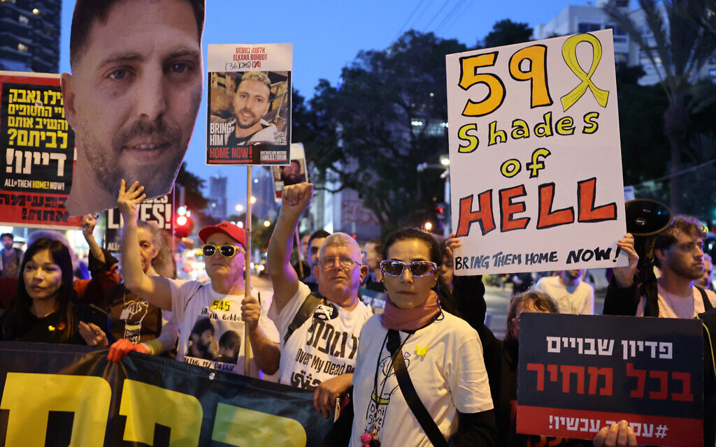 Des manifestants brandissent des pancartes et scandent des slogans lors d'une manifestation antigouvernementale appelant à agir pour obtenir la libération des otages de Gaza, devant le siège du Likud à Tel Aviv, le 3 avril 2025. (Crédit : Jack Guez/AFP)