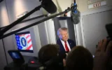Le président américain Donald Trump s’adresse à des journalistes à bord d'un vol pour Miami, en Floride, le 3 avril 2025. (Mandel Ngan / AFP)