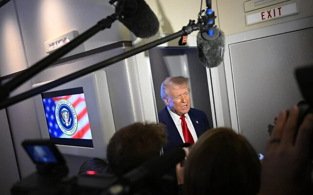Le président américain Donald Trump s’adresse à des journalistes à bord d'un vol pour Miami, en Floride, le 3 avril 2025. (Mandel Ngan / AFP) Le président américain Donald Trump s’adresse à des journalistes à bord d'un vol pour Miami, en Floride, le 3 avril 2025. (Mandel Ngan / AFP)