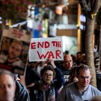 Des manifestants brandissant avec des pancartes lors d'une manifestations anti-gouvernement appelant à des actions concrètes pour conclure un accord de libération des otages retenus par le Hamas à Gaza depuis le 7 octobre 2023, devant la résidence du Premier ministre, à Jérusalem, le 5 avril 2025. (Crédit : Hazem Bader/AFP)